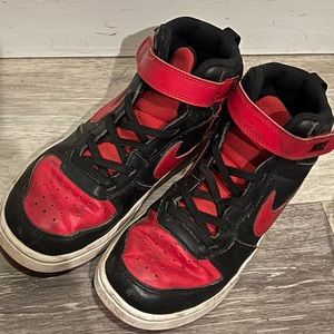 Nike shoes size 2Y (little kids)